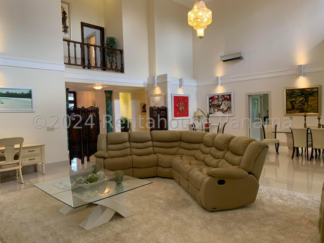 Exclusive House in Club de Golf